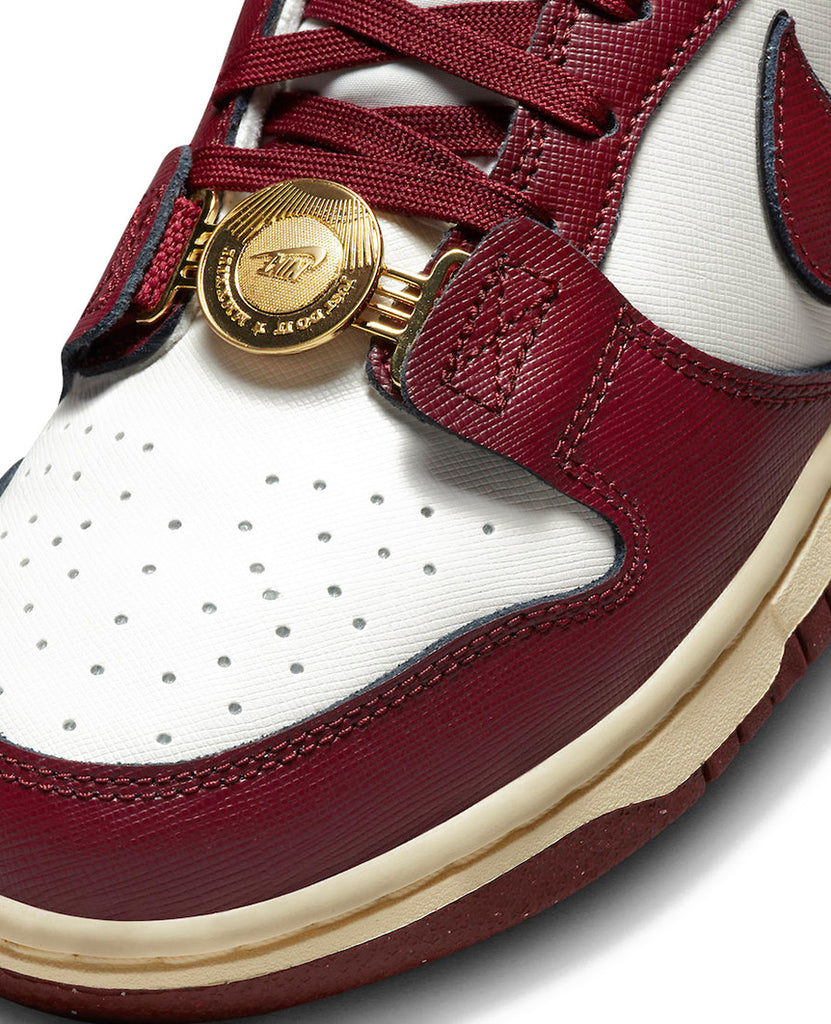 Dunk Low  SE Team Red Womens data-zoom-image=